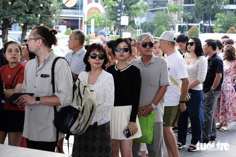 Tour ngắm pháo hoa giao thừa trên sông Sài Gòn cháy vé- Ảnh 1. Từ 17h chiều 9-2, đông đảo hành khách đã có mặt ở bến Bạch Đằng chờ lên tàu buýt hai tầng ngắm sông Sài Gòn ngày cuối của năm Quý Mão - Ảnh: PHƯƠNG NHI