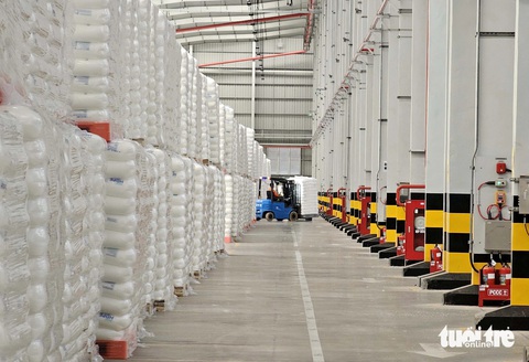 Cận cảnh Tổ hợp hóa dầu Long Sơn 5 tỉ USD sẽ vận hành năm Giáp Thìn- Ảnh 10. Các sản phẩm ra lò được đóng gói tự động và được vận chuyển lên xe container. Khi vận hành chính thức, tổng công suất của tổ hợp lên đến 1,4 triệu tấn/năm