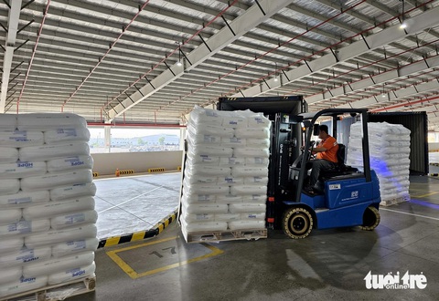 Cận cảnh Tổ hợp hóa dầu Long Sơn 5 tỉ USD sẽ vận hành năm Giáp Thìn- Ảnh 15. Các hạt nhựa sau khi đóng gói sẽ được chuyển lên các container để tiếp tục trở thành nguyên liệu đầu vào cho các sản phẩm nhựa, chi tiết nhựa trong cuộc sống