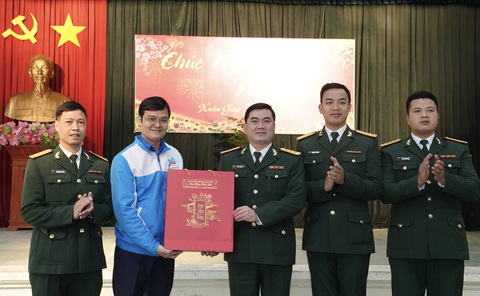 Ngày cuối năm, đến thăm đoàn viên, thanh niên làm nhiệm vụ trực Tết- Ảnh 2. Chúc Tết Đoàn 275 - Bộ tư lệnh Bảo vệ lăng Chủ tịch Hồ Chí Minh - Ảnh: BẢO KHANH