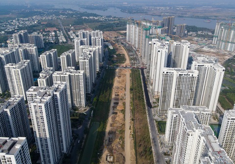 Chủ tịch Phan Văn Mãi: TP.HCM có rất nhiều động lực phát triển, bứt phá trong năm 2024- Ảnh 5. Công trường dự án đường vành đai 3 đoạn qua khu Vinhomes Grand Park, TP Thủ Đức nhìn từ trên cao. Theo thiết kế, ở giữa công trường là phần cầu cạn, hai bên là đường song hành - Ảnh: CHÂU TUẤN