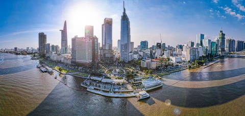 Chủ tịch Phan Văn Mãi: TP.HCM có rất nhiều động lực phát triển, bứt phá trong năm 2024- Ảnh 2. Bến Bạch Đằng (ga buýt sông ở trung tâm quận 1, TP.HCM) nhìn từ trên cao - Ảnh: CHÂU TUẤN