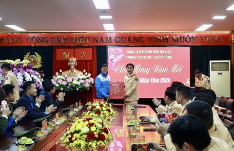 Ngày cuối năm, đến thăm đoàn viên, thanh niên làm nhiệm vụ trực Tết- Ảnh 1. Anh Bùi Quang Huy - bí thư thứ nhất Trung ương Đoàn - đến chúc Tết Phòng cảnh sát giao thông Công an TP Hà Nội và đoàn viên, thanh niên đang làm nhiệm vụ trực Tết - Ảnh: BẢO KHANH