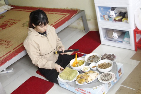 Mâm cơm ngày tất niên của một công nhân xa quê tại Bắc Giang - Ảnh: THU HƯƠNG Mâm cơm ngày tất niên của một công nhân xa quê tại Bắc Giang - Ảnh: THU HƯƠNG