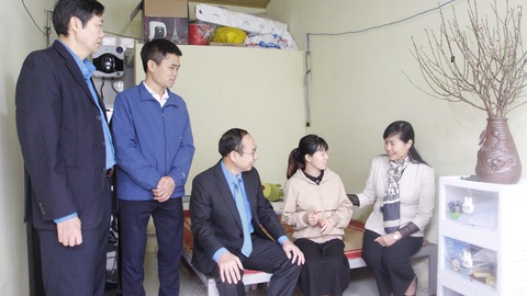 Lãnh đạo Liên đoàn Lao động tỉnh Bắc Giang thăm, động viên, tặng quà công nhân ngoại tỉnh ở lại nhà trọ đón Tết Nguyên đán - Ảnh: THU HƯƠNG Lãnh đạo Liên đoàn Lao động tỉnh Bắc Giang thăm, động viên, tặng quà công nhân ngoại tỉnh ở lại nhà trọ đón Tết Nguyên đán - Ảnh: THU HƯƠNG