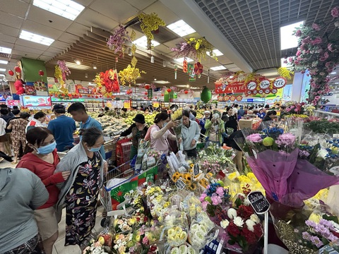 Siêu thị nghỉ trưa 30 Tết, khách tranh thủ sắm Tết ngày cuối- Ảnh 1. Hoa tươi, bánh chưng, trái cây mâm ngũ quả của siêu thị được người dùng đánh giá cao so với chợ truyền thống nhờ ổn định giá đến ngày 30 Tết.