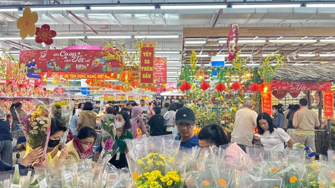 Siêu thị nghỉ trưa 30 Tết, khách tranh thủ sắm Tết ngày cuối- Ảnh 2. Sức mua tăng mạnh, người dân đã tranh thủ ngày cuối trước Tết đi mua sắm chuẩn bị đồ thiết yếu phục vụ Tết.