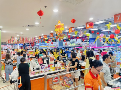 Siêu thị nghỉ trưa 30 Tết, khách tranh thủ sắm Tết ngày cuối- Ảnh 5. Các siêu thị tăng cường lực lượng nhân viên, hệ thống thanh toán đa dạng nhằm đảm bảo mua sắm cho người dân thuận tiện.