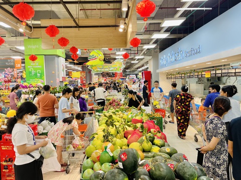 Siêu thị nghỉ trưa 30 Tết, khách tranh thủ sắm Tết ngày cuối- Ảnh 4. Toàn hệ thống siêu thị Co.opmart sáng đèn đến tận khuya để phục vụ từng người dân mua sắm đến 30 Tết.