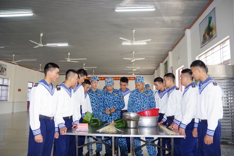 Cán bộ, chiến sĩ đảo Trường Sa tặng quà cho ngư dân vào tránh gió mùa- Ảnh 4. Cán bộ chiến sĩ Trung đoàn 196 tham gia gói bánh chưng - Ảnh: ANH SƠN