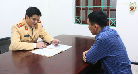 Phạt tài xế hú còi, chở chủ tịch Hội phụ nữ Hà Tĩnh đi đón con gái ở sân bay- Ảnh 1. Tài xế S. làm việc với cơ quan chức năng - Ảnh: Công an cung cấp