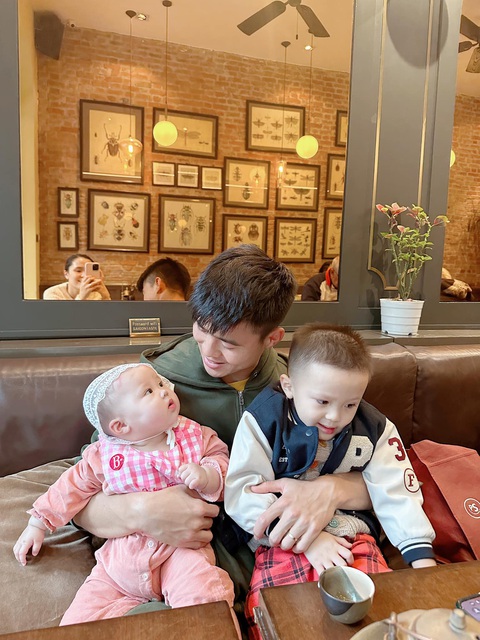 Quang Hải và cầu thủ Việt sửa soạn đón Tết- Ảnh 2. Vợ chụp ảnh cho Duy Mạnh và con trai khi đi cà phê cùng nhau - Ảnh: FBNV