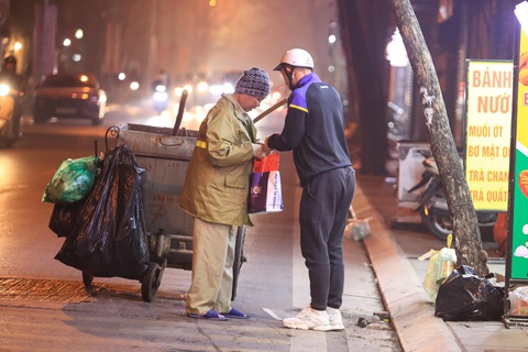 Quang Hải và cầu thủ Việt sửa soạn đón Tết- Ảnh 6. Tiền vệ Hai Long đi tặng quà Tết của CLB Hà Nội cho những người thiếu may mắn ở Hà Nội - Ảnh: HNFC