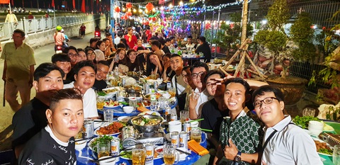 Xúng xính áo mới với đường hoa đêm giao thừa- Ảnh 17. Hàng trăm người dân Cà Mau dù không quen biết nhưng vẫn tụ hội về, ngồi ăn cùng bàn chờ đón xuân sang - Ảnh: THANH HUYỀN