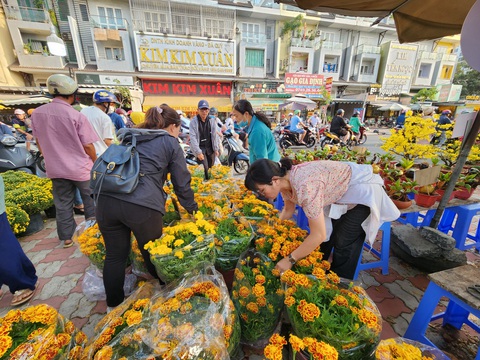 Chiều 30 Tết, TP.HCM mua thêm 3.000 chậu hoa 'giải cứu' cho tiểu thương- Ảnh 1. Chợ hoa Tết ở bến Bình Đông tấp nập khách trong hai ngày 29 và 30 Tết - Ảnh: H.A