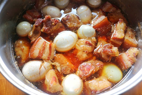 Thịt kho tàu hay thịt kho rệu là món ăn đặc trưng không thể thiếu của người dân Nam Bộ vào mỗi dịp Tết Nguyên Đán. ẢNH: TRÚC QUYÊN. Thịt kho tàu hay thịt kho rệu là món ăn đặc trưng không thể thiếu của người dân Nam Bộ vào mỗi dịp Tết Nguyên đán ẢNH: TRÚC QUYÊN