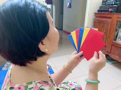 'Lì xì gì mà có 50.000 đồng'- Ảnh 2. Người lớn tuổi nên dặn trẻ nhỏ trân trọng và lịch sự khi nhận phong bao lì xì - Ảnh: YẾN TRINH
