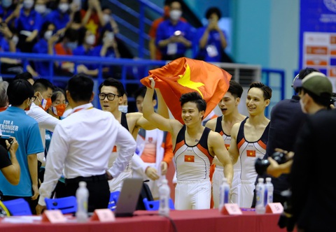 Nguyễn Văn Khánh Phong hy sinh Tết để tìm vé đi Olympic Paris 2024- Ảnh 2. Khánh Phong cùng đội TDDC nam giành HCV đồng đội SEA Games 31 - Ảnh: NAM TRẦN
