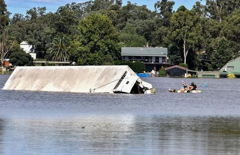 Lũ lụt do ảnh hưởng La Nina tại Windsor, ngoại ô Sydney, Australia, ngày 24/3/2021. (Ảnh: AFP/TTXVN Lũ lụt do ảnh hưởng La Nina tại Windsor, ngoại ô Sydney, Úc, ngày 24-3-2021 - Ảnh: AFP/TTXVN