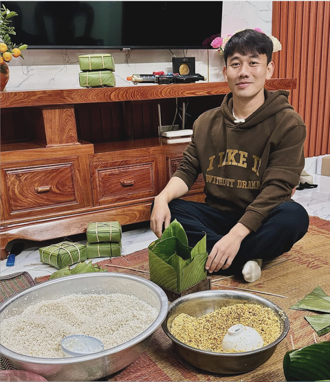 Quang Hải và cầu thủ Việt sửa soạn đón Tết- Ảnh 5. Tiền vệ Minh Vương gói bánh chưng - Ảnh: FBNV