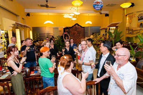 Khách quốc tế rất thích trải nghiệm 'Tây ăn Tết ta'- Ảnh 5. Không chỉ là sản phẩm tour du lịch đơn thuần, tour còn là hình thức quảng bá văn hóa Tết cổ truyền hấp dẫn và hiệu quả - Ảnh: B.T.