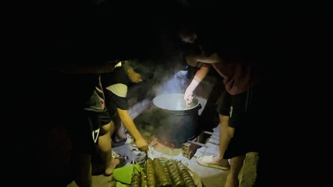 Anh em tôi được nội “giao nhiệm vụ” vớt bánh giữa đêm 28 Tết. Anh em tôi được nội “giao nhiệm vụ” vớt bánh giữa đêm 28 Tết.