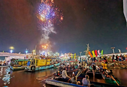 Mãn nhãn pháo hoa giao thừa ba miền Tết Việt- Ảnh 33. Bà con ngư dân Sông Đốc ngồi trên ghe, tàu ngắm pháo hoa, đón năm mới - Ảnh: THANH HUYỀN