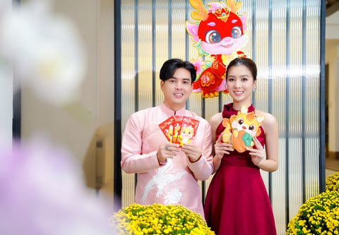 Hồ Quang Hiếu đón Tết đầu tiên bên vợ- Ảnh 1. Dù về quê đón Tết, nhưng vợ chồng Hồ Quang Hiếu vẫn trang hoàng biệt thự ở TP.HCM vì với họ năm nay rất đặc biệt, khi lần đầu cả hai đón Tết bên nhau.