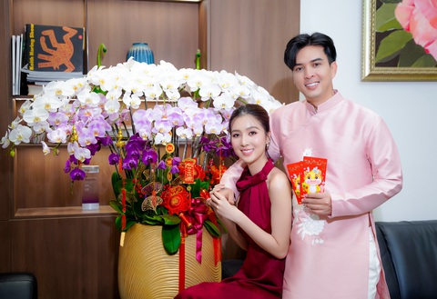 Hồ Quang Hiếu đón Tết đầu tiên bên vợ- Ảnh 2. Giọng ca “Com bướm xuân” nói anh hồi hộp lẫn hạnh phúc vì chưa bao giờ cảm nhận không khí Tết rộn ràng như năm nay. Ca sĩ phụ vợ lau bàn thờ, dọn dẹp nhà cửa. Anh cũng đảm nhận việc treo những hình trang trí lên tường, gắn những câu chúc lên hoa lan, sắp xếp lại những chậu cúc mâm xôi.