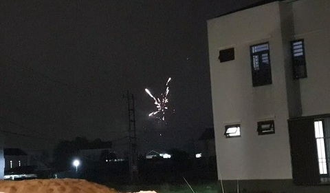 Công an Quảng Bình lên 'danh sách đen' những nơi có thể đốt pháo hoa lậu đêm giao thừa- Ảnh 3. Nhiều người vẫn lén lút đốt pháo hoa lậu vì cho rằng hiệu ứng màu sắc, tầm cao tốt hơn - Ảnh: Q.NAM
