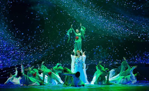 Hoa xuân ca 2024 hội tụ dàn 'sao' khủng nhất Việt Nam- Ảnh 8. Liên khúc "We are the family - Một vòng Việt Nam" mở ra ước vọng đẹp đẽ cho năm mới