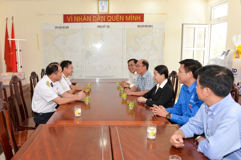 2.500 bộ báo xuân cùng quà tết tặng chiến sĩ hải quân- Ảnh 2. Đại diện Báo Tuổi Trẻ cùng các đơn vị doanh nghiệp thăm hỏi, chúc tết cán bộ, chiến sĩ Tiểu đoàn DK1