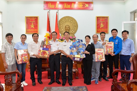 2.500 bộ báo xuân cùng quà tết tặng chiến sĩ hải quân- Ảnh 3. Đại diện Báo Tuổi Trẻ cùng Tổng công ty Điện lực TP.HCM, Tổng công ty Cấp nước Sài Gòn, Tổng công ty Điện lực miền Nam, Tập đoàn Công nghiệp Cao su Việt Nam tặng quà, báo xuân đến cán bộ chiến sĩ Lữ đoàn 125