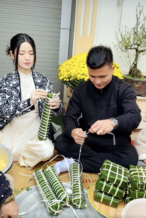 Quang Hải và cầu thủ Việt sửa soạn đón Tết- Ảnh 1. Quang Hải gói bánh Tét và bánh chưng cùng vợ sắp cưới - Ảnh chụp màn hình