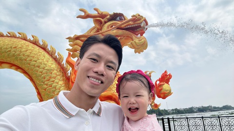Quang Hải và cầu thủ Việt sửa soạn đón Tết- Ảnh 3. Ông bố trẻ Quế Ngọc Hải tranh thủ chụp ảnh cùng cô con gái nhỏ đầy hạnh phúc - Ảnh: FBNV