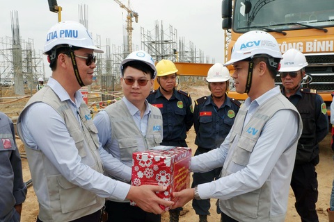 Hơn 1.000 kỹ sư, công nhân đón Tết tại đại công trường sân bay Long Thành- Ảnh 2. Ban quản lý dự án sân bay Long Thành thăm hỏi, tặng quà cho nhà thầu, công nhân, kỹ sư thi công xuyên Tết - Ảnh: A.B.