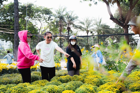 Dù bán giá Dù giá bán đã "xả hàng", nhiều người dân vẫn mong muốn kiếm được những chậu hoa Tết cuối cùng với giá rẻ nhất có thể - Ảnh: THANH HIỆP