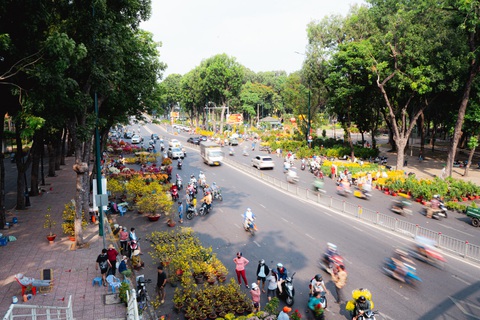 Chợ hoa tết công viên Gia Định (Quận Phú Nhuận) vẫn tấp nập người dân đến để săn hoa trong ngày cuối cùng của năm - Ảnh: THANH HIỆP Chợ hoa Tết công viên Gia Định (quận Phú Nhuận, TP.HCM) vẫn tấp nập người dân đến mua hoa trong ngày cuối cùng của năm - Ảnh: THANH HIỆP