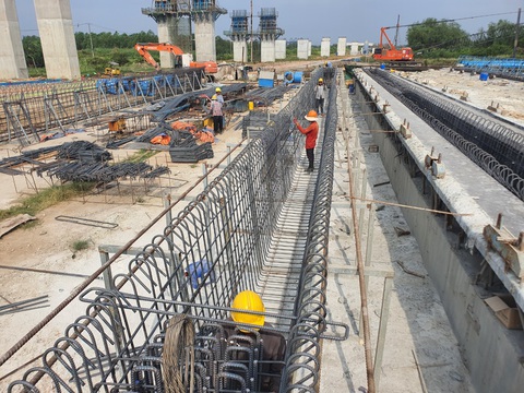 13 mũi thi công xuyên Tết tại công trường cầu Nhơn Trạch- Ảnh 2. Trong những ngày Tết, công trường duy trì 13 mũi thi công với 105 cán bộ kỹ thuật, người lao động để đẩy nhanh hơn nữa tiến độ - Ảnh: Ban quản lý dự án Mỹ Thuận