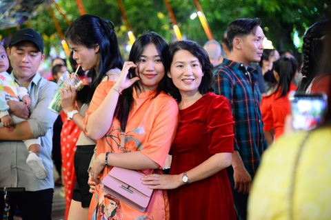 Xúng xính áo mới với đường hoa đêm giao thừa- Ảnh 7. Các bạn trẻ xúng xính áo dài hào hứng chụp ảnh check-in tại đường hoa Nguyễn Huệ - Ảnh: HẢI QUỲNH