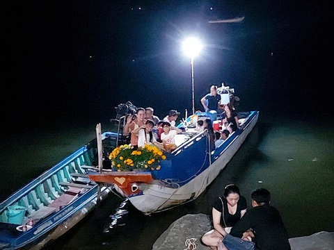 Xúng xính áo mới với đường hoa đêm giao thừa- Ảnh 11. Người dân ở huyện An Biên chạy vỏ lãi khoảng 2km, vượt sông sang TP Rạch Giá đón Tết Nguyên đán Giáp Thìn năm 2024 - Ảnh: CHÍ CÔNG