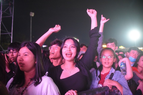 Xúng xính áo mới với đường hoa đêm giao thừa- Ảnh 18. Hàng ngàn bạn trẻ tập trung cổ vũ cho các ca sĩ tại đêm nhạc đón giao thừa ở TP Quy Nhơn - Ảnh: LÂM THIÊN
