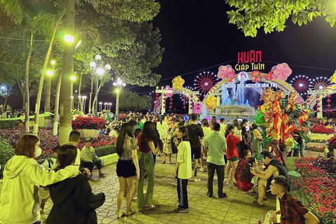 Mãn nhãn pháo hoa giao thừa ba miền Tết Việt- Ảnh 19. Người dân vui chơi tại đường hoa Nguyễn Văn Trị (TP Biên Hòa, Đồng Nai) chờ đón giao thừa, xem bắn pháo hoa - Ảnh: A LỘC