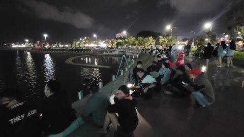 Mãn nhãn pháo hoa giao thừa ba miền Tết Việt- Ảnh 21. Người dân và du khách ngồi chật kín công viên con rồng nhả ngọc (TP Tuy Hòa) để thưởng thức pháo hoa - Ảnh: NGUYỄN HOÀNG