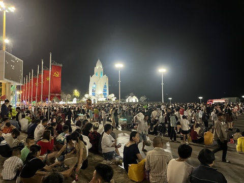 Mãn nhãn pháo hoa giao thừa ba miền Tết Việt- Ảnh 28. Quảng trường 2 Tháng 4 TP Nha Trang chật kín người dân, du khách xem pháo hoa - Ảnh: THY KHUÊ