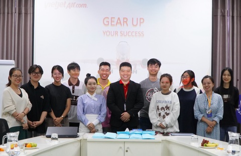 Doanh nghiệp chủ động đến tận đại học ‘săn đón’ ứng viên- Ảnh 1. Sinh viên Dương Gia Tuệ (thứ 2 từ trái qua) trong buổi phỏng vấn với Vietjet