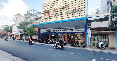 Thu hồi đất siêu thị sách lớn nhất Nha Trang- Ảnh 1. Tỉnh Khánh Hòa quyết định thu hồi toàn bộ đất đã cho doanh nghiệp thuê mở siêu thị sách Tân Tiến (tại số 11 Lê Thành Phương, TP Nha Trang, vốn là cơ sở rạp chiếu phim Tân Tiến cũ) - Ảnh: PHAN SÔNG NGÂN
