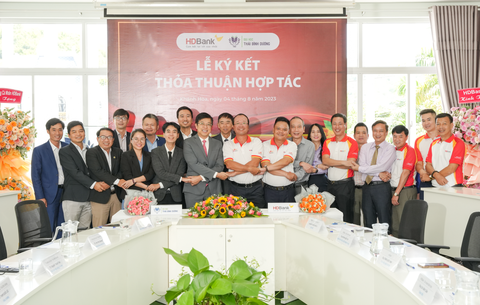 Doanh nghiệp chủ động đến tận đại học ‘săn đón’ ứng viên- Ảnh 3. Lễ ký kết thỏa thuận hợp tác chiến lược giữa trường và HDBank