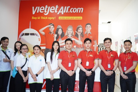 Doanh nghiệp chủ động đến tận đại học ‘săn đón’ ứng viên- Ảnh 4. Sinh viên tham quan thực tế tại Vietjet
