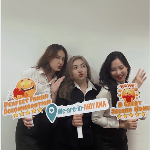 Doanh nghiệp chủ động đến tận đại học ‘săn đón’ ứng viên- Ảnh 5. Sinh viên Thu Uyên (giữa) cùng với các đồng nghiệp tại TUI BLUE